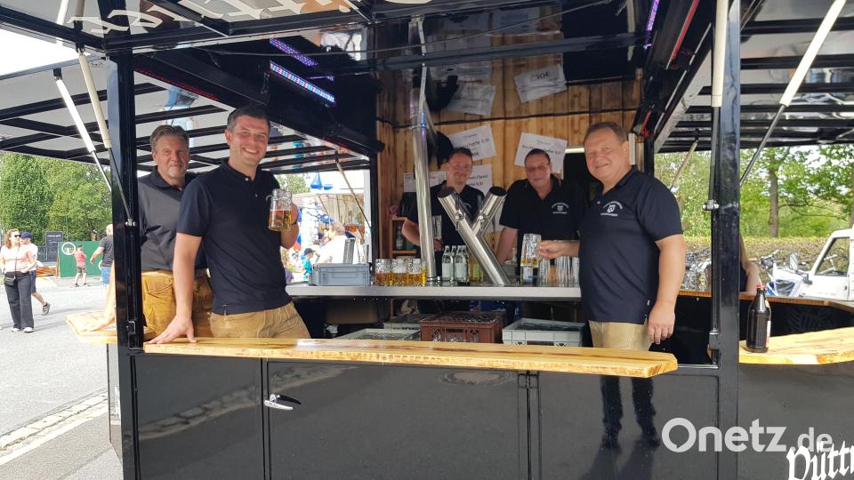 Die Männer im Schankwagen stillen den Durst der Festbesucher Bild: gmü