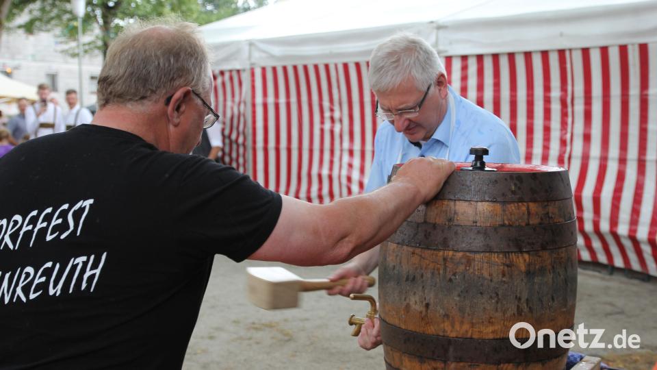Vier Schläge benötigte Bürgermeister Johannes Reger, bevor es hieß: &quot;O&#039;zapft is&#039;!&quot; Bild: fks