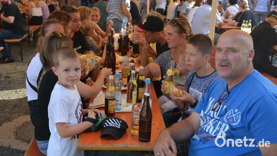 Mit einem Dankeschönfest sagte der Landkreis Tirschenreuth allen ehrenamtlichen Helfern Danke, die sich um die Flüchtlinge aus der Ukraine so großartig kümmern. Auch viele Flüchtlinge aus der Ukraine waren zum Fest gekommen Bild: jr