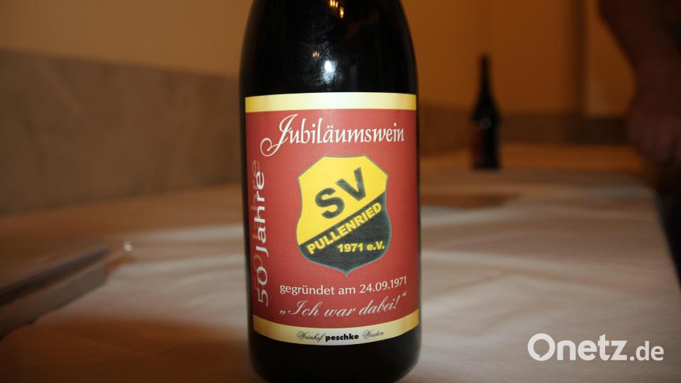 Die Gründungsmitglieder bekamen einen „Jubiläumswein“ ausgehändigt, mit dem sie auf „50 Jahre SV Pullenried“ anstoßen können. Bild: frd