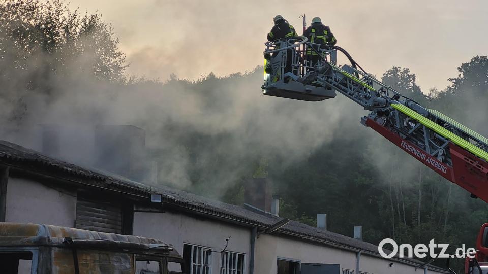 Auch von einer Drehleiter aus wurden die Flammen bekämpft. Bild: Kreisfeuerwehrverband Wunsiedel/exb