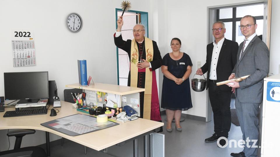 Am Freitag, 29. Juli, gab es für das neue Caritas Sozialzentrum den Segen von Bischof Rudolf Voderholzer. Bild: Gabi Schönberger