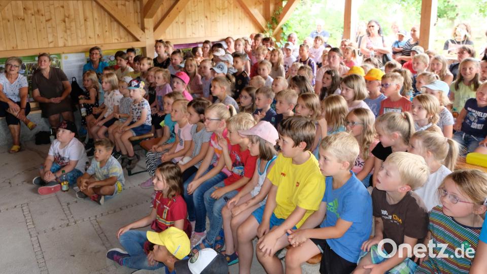 Mit einer großartigen Aufführung des Stücks „Esel Benjamin“ wartete zum Auftakt des Kinderferienprogramms im Kreislehrgarten Hermanns Kasperltheater aus Edeldorf auf. Es begeisterte über 190 Kinder. Der Erlös aus dieser Veranstaltung kommt der Aktion „Lichtblicke“ von Oberpfalz-Medien zugute. Bild: le