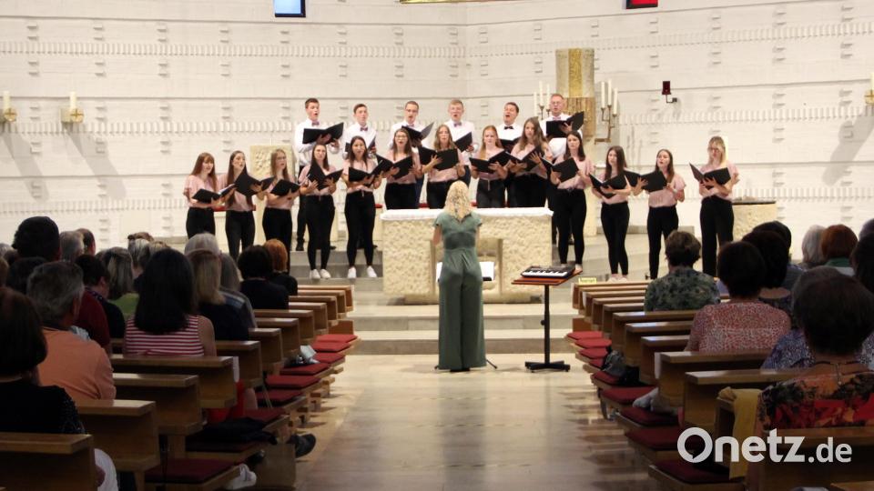 90 Minuten emotionale Unterhaltung bietet der neu gegründete Chor &quot;Polyphonia&quot; bei seinem Debütkonzert &quot;s&#039; Leben is&#039; wie a Traum&quot;. Bild: lep