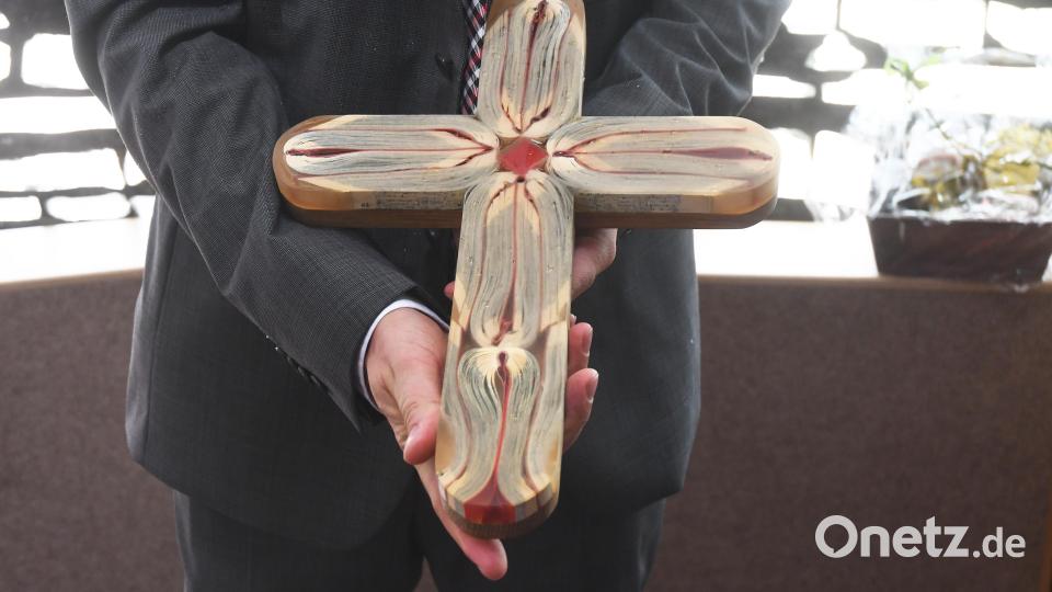 Stellvertretend für alle Kreuze im Gebäude segnete Bischof Rudolf Voderholzer ein Kreuz während der Begrüßungsfeier. Bild: Gabi Schönberger