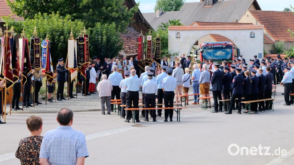 In der Dorfmitte wird der feierliche Akt der Fahrzeugsegnung in Anwesenheit benachbarter Wehren und der Sonnenrieder selbst mit Ehrengästen vollzogen. Bild: mab
