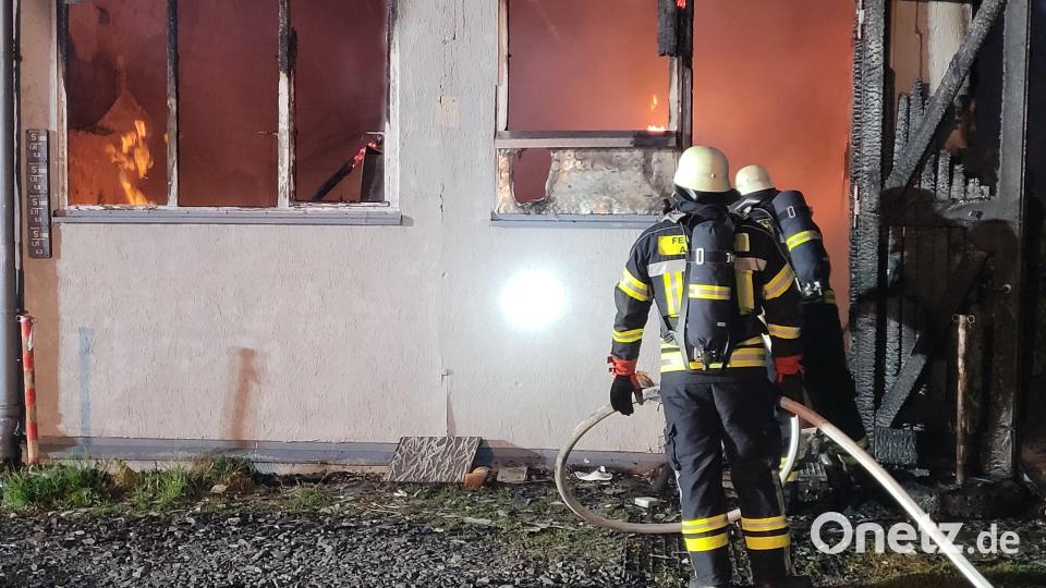 Die Einsatzkräfte konnten ein Übergreifen der Flammen auf ein von der Stadt Arzberg genutztes Lager verhindern. Bild: Kreisfeuerwehrverband Wunsiedel/exb