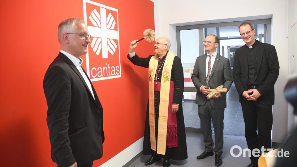 Am Freitag, 29. Juli, gab es für das neue Caritas Sozialzentrum den Segen von Bischof Rudolf Voderholzer. Bild: Gabi Schönberger