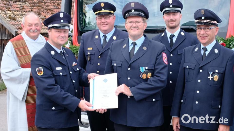 Josef Maderer (Mitte) wurde vom Kreisfeuerwehrverband mit dem Ehrenkreuz in Silber für langjährige Dienste ausgezeichnet. Dazu gratulierten (v.links) Pfarrer Andreas Giehrl, KBM Stefan Sattich, KBI Helmut Schatz, Kommandant Andreas Giehrl und FFW-Vorsitzender Manfred Bösl. Bild: mab