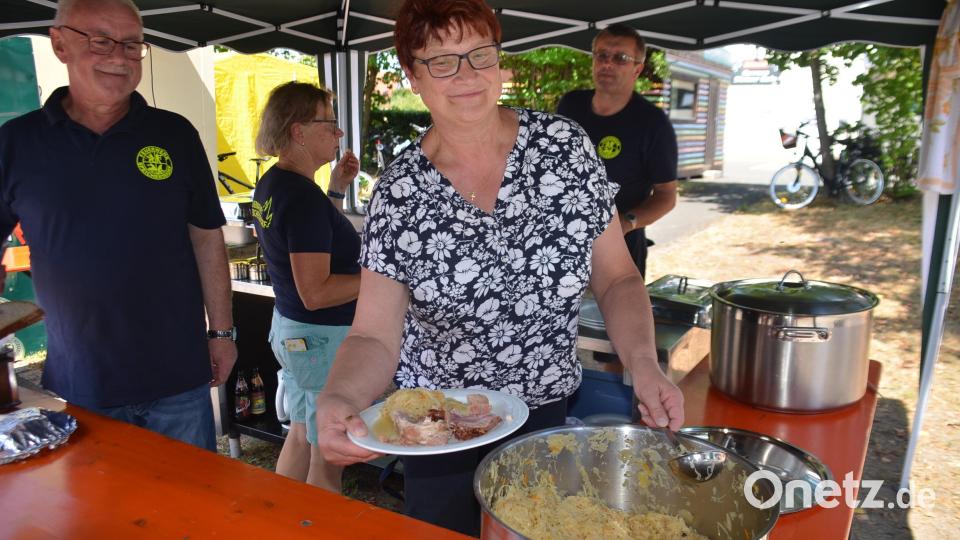 Ein deftiges Mittagessen boten die Mitglieder der Feuerwehr an. Bild: ak