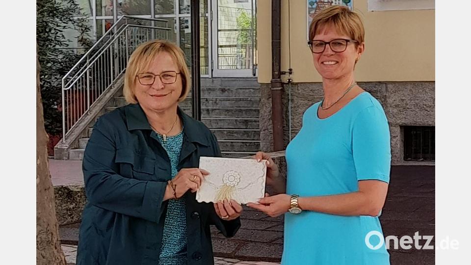 Kunigunde Schwägerl (links), die in den Ruhestand verabschiedet wurde zusammen mit Konrektorin Stephanie Lauter-Seitz bei der Übergabe eines kleinen Präsentes Bild: rs