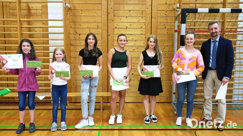 Die Jahrgangsstufenbesten des DJD-Gymnasiums mit Schulleiter Hans Kistler Bild: Peter Ringeisen/exb