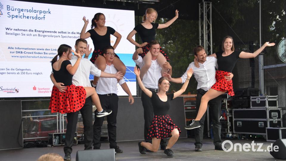Die Rock ’n’ Roll-Tanzgruppe Plössen wirbelte bei ihren Tanzeinlagen über die Hauptbühne. Bild: ak