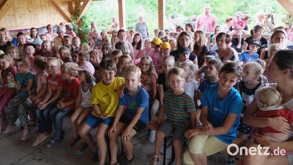 Mit einer großartigen Aufführung des Stücks „Esel Benjamin“ wartete zum Auftakt des Kinderferienprogramms im Kreislehrgarten Hermanns Kasperltheater aus Edeldorf auf. Es begeisterte über 190 Kinder. Der Erlös aus dieser Veranstaltung kommt der Aktion „Lichtblicke“ von Oberpfalz-Medien zugute. Bild: le
