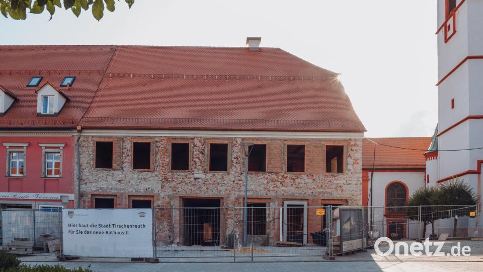 Für das künftige Rathaus II am Tirschenreuther Marktplatz sind weitere Aufträge vergeben worden. Freie Flächen des Gebäudedaches sollen mit Solarmodulen ausgestattet werden. Bild: sfo