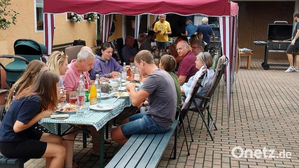 Die Hauseinfahrt der Familie Franz wird jährlich zur Partymeile für das &quot;Storchenfest&quot;. Bild: ubb