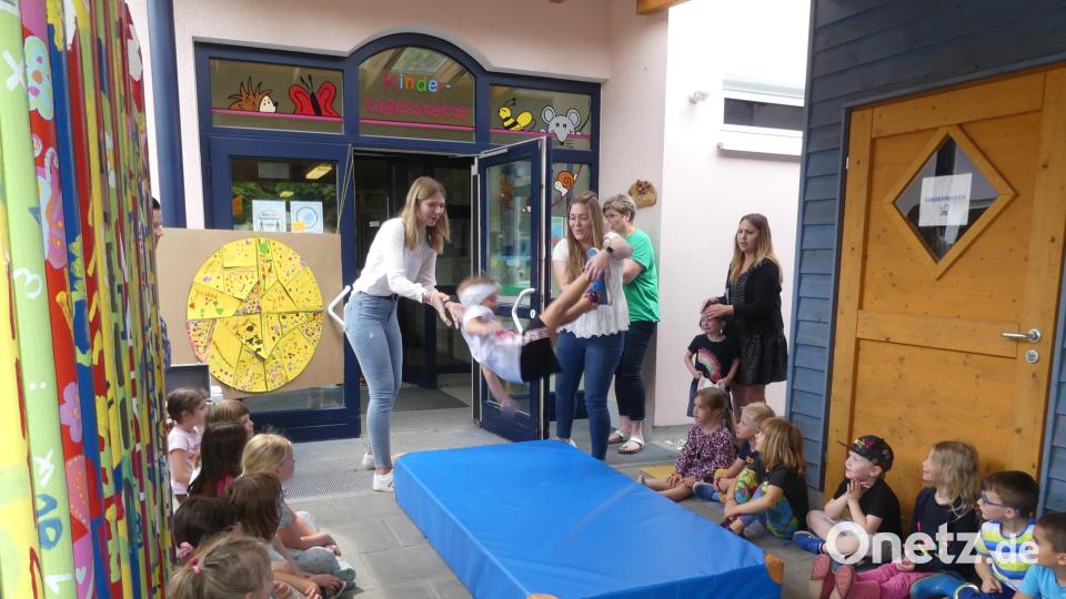 Die &quot;Schuwidu&quot;-Kinder – &quot;&quot;Schulkind wirst Du&quot; der Städtischen Kindertagesstätte Eschenbach werden von den Erzieherinnen und Kinderpflegerinnen symbolisch aus der Einrichtung geworfen. Bild: rn