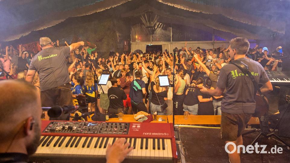 Stimmung, Gaudi, Party: Mit den Urwaidlern hatte der Handballverein das richtige Händchen. Bild: vöt