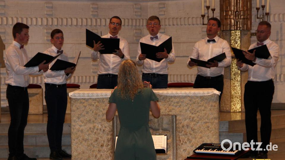 Der Männerchor aus Tenor- und Bassstimmen trägt zur Bereicherung des Konzerts bei. Bild: lep