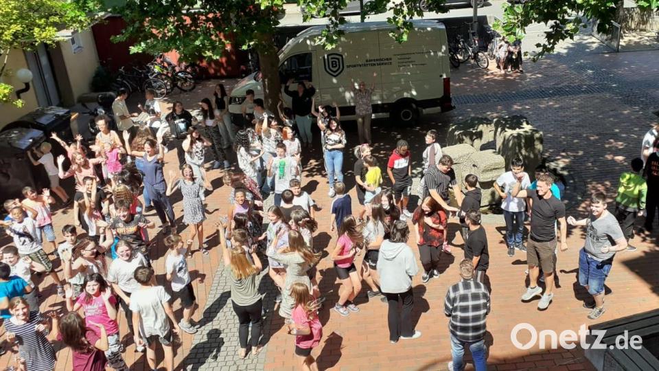 Die Schülerinnen und Schüler verabschiedeten sich mit der Aufführung des Sid-Shuffle aus Ice-Age als Flashmob. Bild: rs