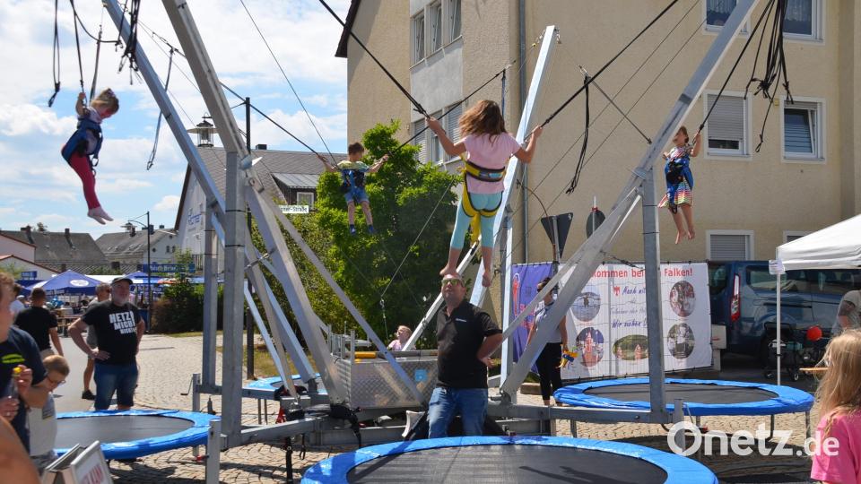 Große Sprünge machten die Mädchen und Buben beim Kinder-Bungeespringen. Bild: ak