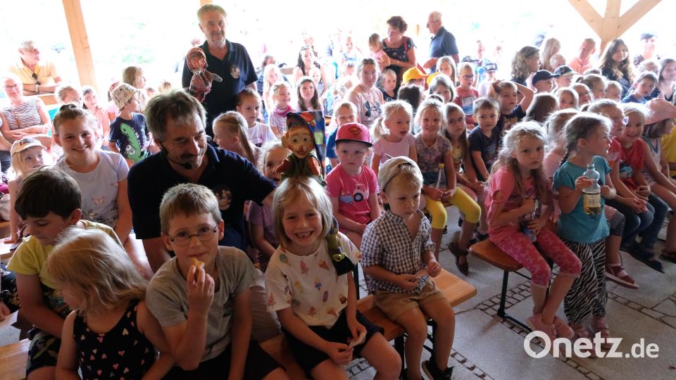 Mit einer großartigen Aufführung des Stücks „Esel Benjamin“ wartete zum Auftakt des Kinderferienprogramms im Kreislehrgarten Hermanns Kasperltheater aus Edeldorf auf. Es begeisterte über 190 Kinder. Der Erlös aus dieser Veranstaltung kommt der Aktion „Lichtblicke“ von Oberpfalz-Medien zugute. Bild: le