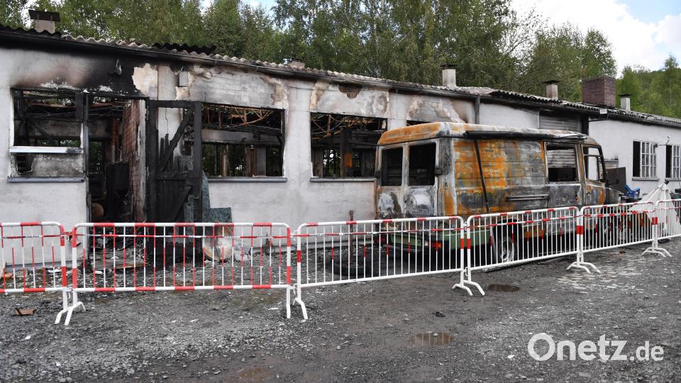 Die ausgebrannte Kfz-Werkstatt in Arzberg. Brandfahnder haben Ermittlungen wegen fahrlässiger Brandstiftung aufgenommen. Bild: Florian Miedl/fph