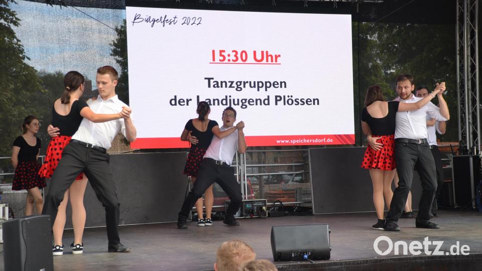 Die Rock ’n’ Roll-Tanzgruppe Plössen wirbelte bei ihren Tanzeinlagen über die Hauptbühne. Bild: ak