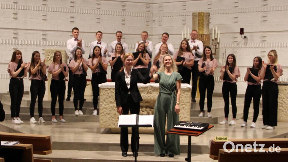 Wiebke Magdalena Thaller (vorne, links) und Chorleiterin Anna Gräb bekommen von allen Seiten Applaus. Bild: lep