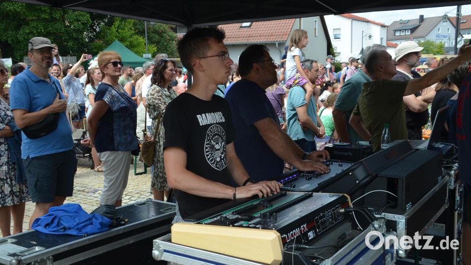 Auch für den richtigen Sound der Musikgruppen musste jemand sorgen. Bild: ak