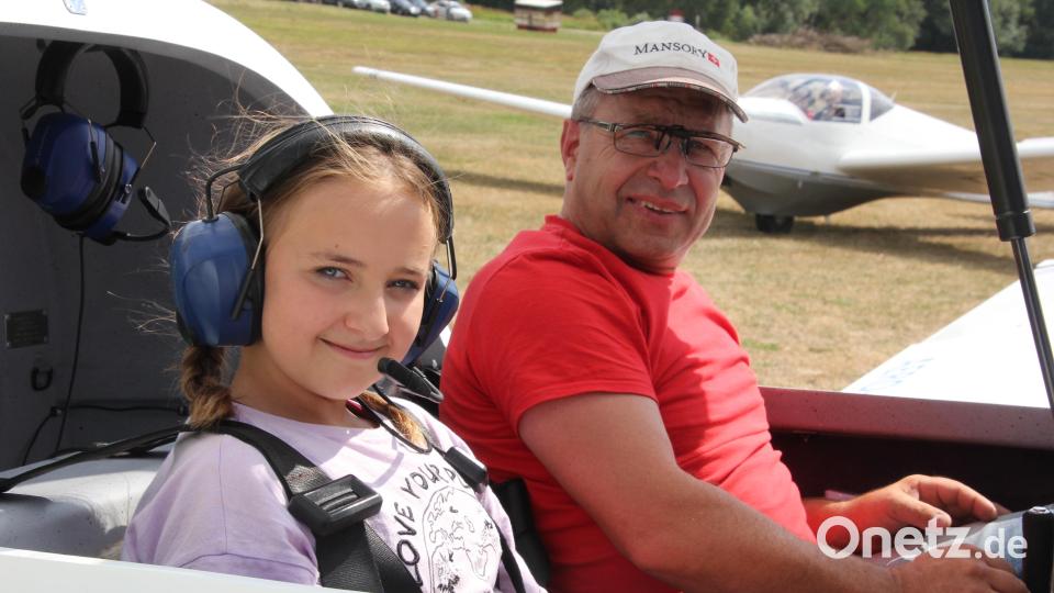 Die elfjährige Mia mit dem Piloten Michael Beyer kurz vor dem Start mit dem Motorsegler. Bild: kro