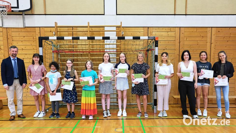Die Jahrgangsstufenbesten der DJD-Realschule mit Schulleiter Hans Kistler Bild: Peter Ringeisen/exb