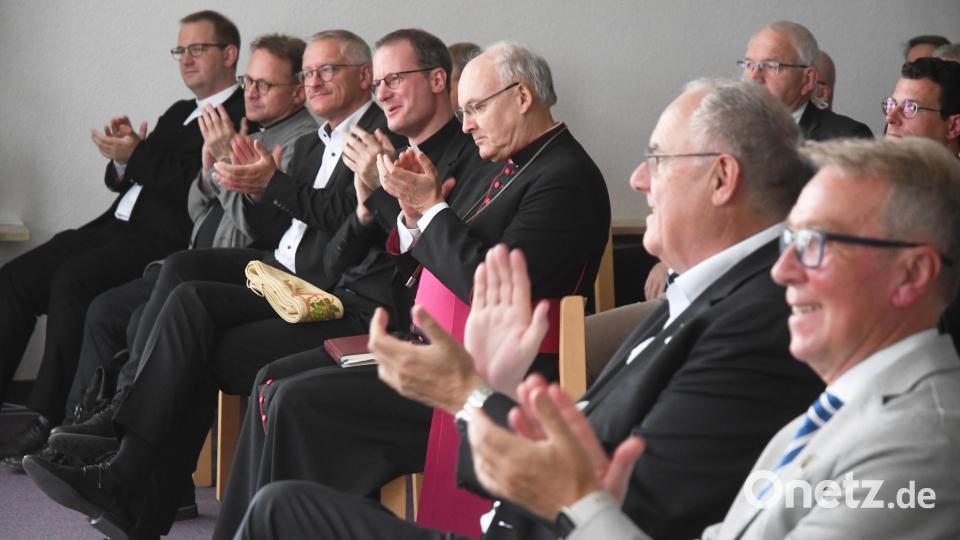 Applaus für das neue Caritas-Sozialzentrum in Weiden gibt es von Bischof Rudolf Voderholzer sowie von Bürgermeistern Lothar Höher und Reinhold Wildenauer, Daniel Bronold, Geschäftsführer des Caritas-Kreisverbands Weiden und Caritasdirektor Michael Weißmann. Bild: Gabi Schönberger