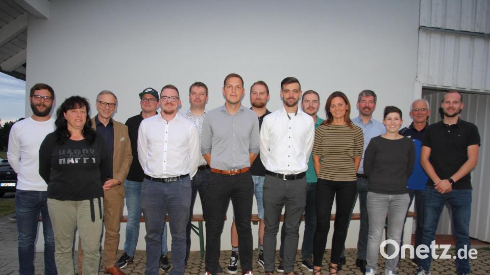 Das neu gewählte Vorstandsteam der Kondrauer Sportfreunde. Vorne (Mitte) das "führende Dreigestirn" mit Andreas Kunz, Manuel Enders und Yannick Schiml. Bild: kro