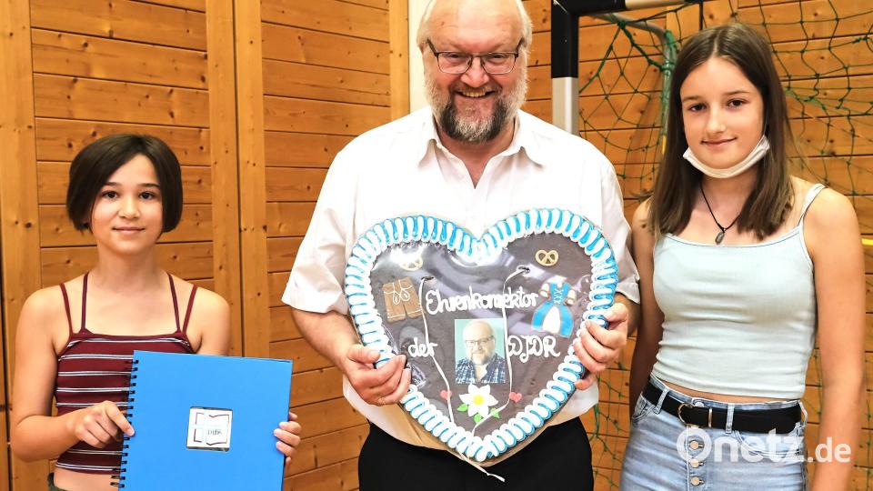 Eingerahmt von Lena Gottschalk (links) und Josefine Wolfrum (beide R6b): Der scheidende Realschulkonrektor i. K. Richard Reber Bild: Peter Ringeisen/exb