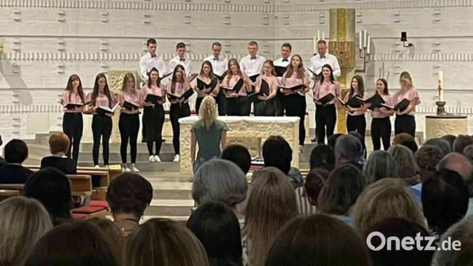 19 junge Menschen bringen bei ihrem Debütkonzert eine unbeschreibliche Atmosphäre in die Mariä Himmelfahrtskirche. Bild: lep