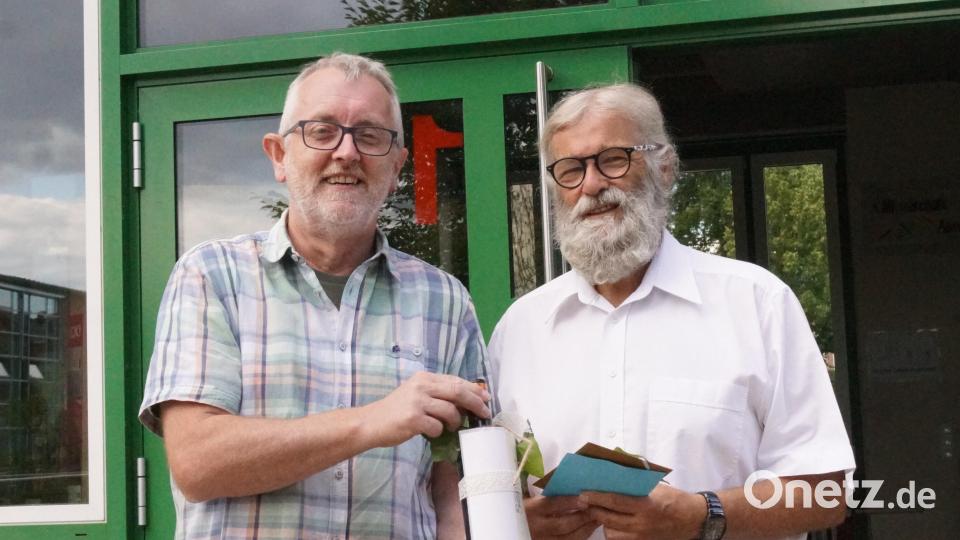 Schulleiter Ferdinand Höllerer (links) überreicht Rudolf Haberberger ein Abschiedsgeschenk. Bild: Mittelschule Auerbach/exb