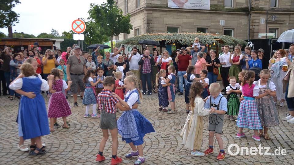 Zahlreiche Besucher scharten sich um die Kindertanzgruppe Plössen bei deren Auftritt. Bild: ak