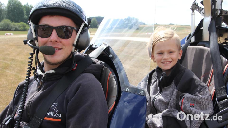 Auf geht&#039;s in die Luft: Nico Fenzl und Pilot Lukas Moll kurz vor dem Abheben. Bild: kro