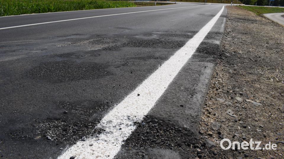Bei dem Brand eines Tiefladers Mitte Juli bei Plößberg wurde die neue Ortsumgehung stark in Mitleidenschaft gezogen. Es entstand ein Schaden in Höhe von 35.000 Euro, teilte das Staatliche Bauamt Amberg-Sulzbach auf Nachfrage von Oberpfalz-Medien mit. Bild: szl