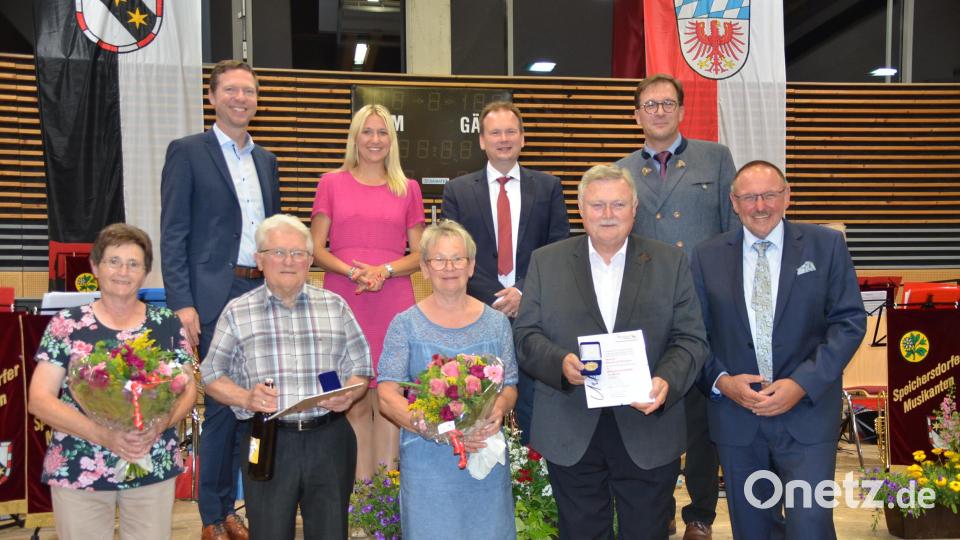 Die Bürgermedaille in Gold nahmen beim Ehrungsabend Werner Veigl (vorne, Zweiter von links) mit Ehefrau Maria (links daneben) und Manfred Porsch mit Ehefrau Anita (vorne, Zweiter und Dritte von rechts) entgegen. Bild: ak