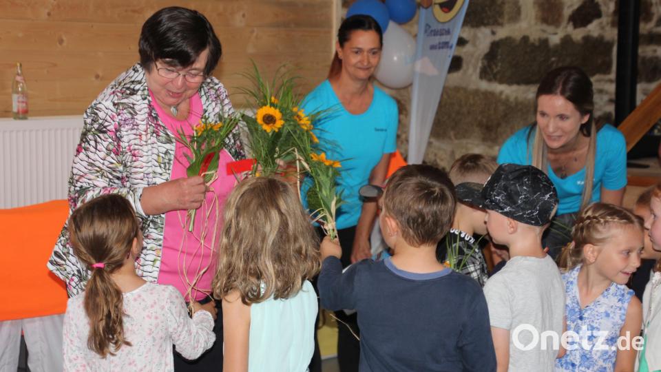 Die Kindergartenkinder verabschiedeten die ehemalige Leiterin Irida Haberkorn mit Blumen. Bild: kro
