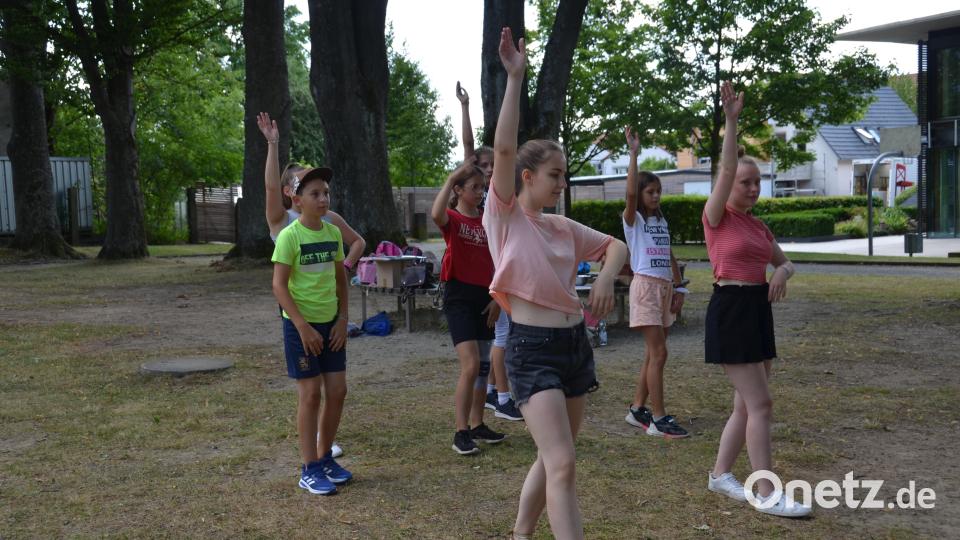 &quot;Tanzen wie die Stars&quot; - beim Kinderferienprogramm des Turnvereins war das im Winklergarten möglich. Bild: dob