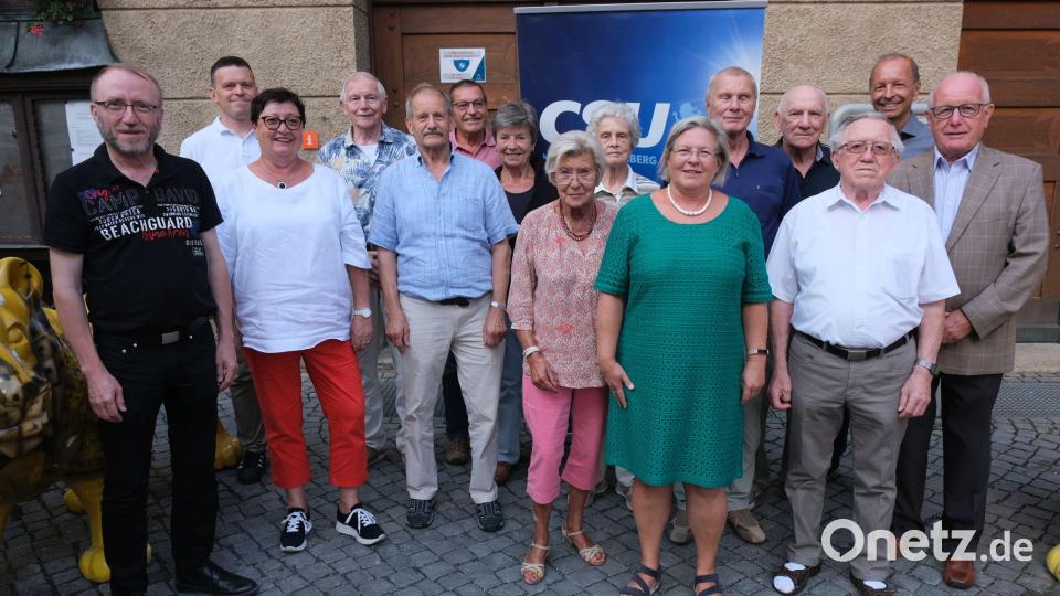 Ortsvorsitzende Birgit Wittmann (vorne, Zweite von rechts) und Kreisvorsitzender Thomas Bärthlein (ganz rechts, hinten) ehren treue Mitglieder des CSU-Ortsverbandes Sebastian. Bild: usc