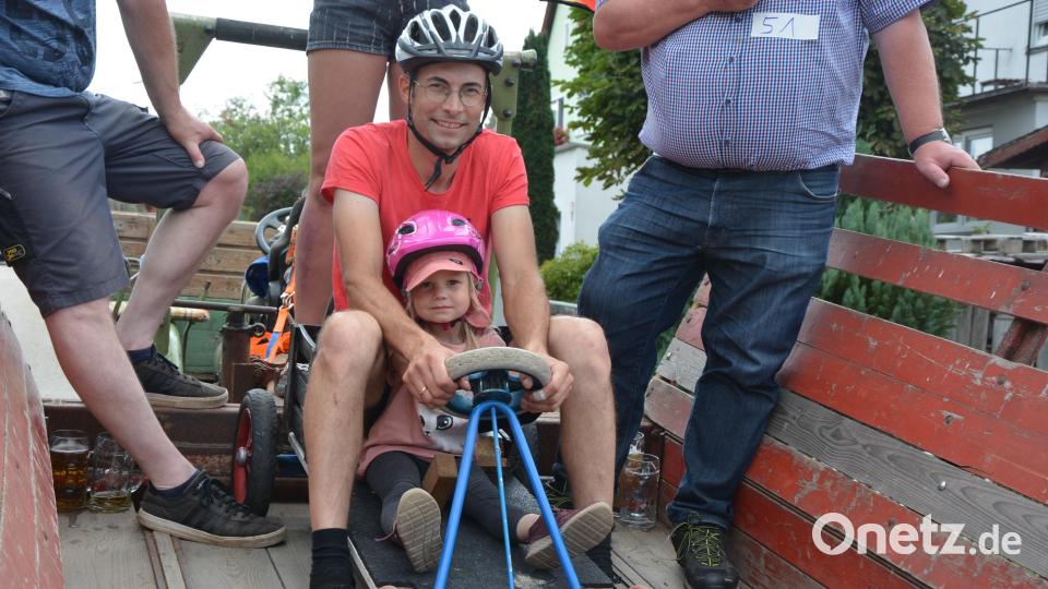 Die kleine Josefine weiß sich bei Vater Bernhard Voith in sicheren Händen. Bild: jr