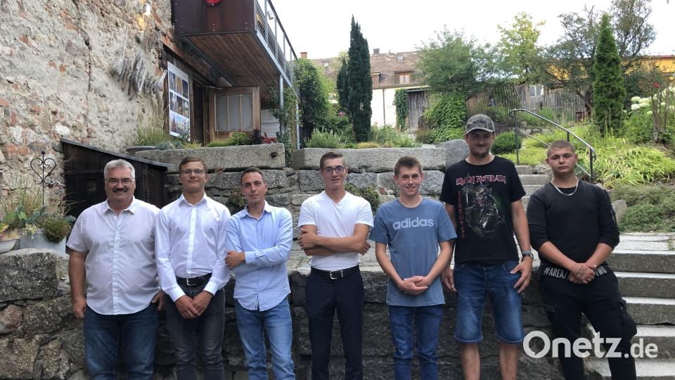 Maurer-Gesellen und Hochbau-Facharbeiter von rechts: Prüfungsausschuss Herr Klein, Lorenz Korb, Förster Fabio, Heiko Ennisch, Matthias Panzer, Johann Brunner, Hofacker Marcel Bild: Lara Wagner/exb