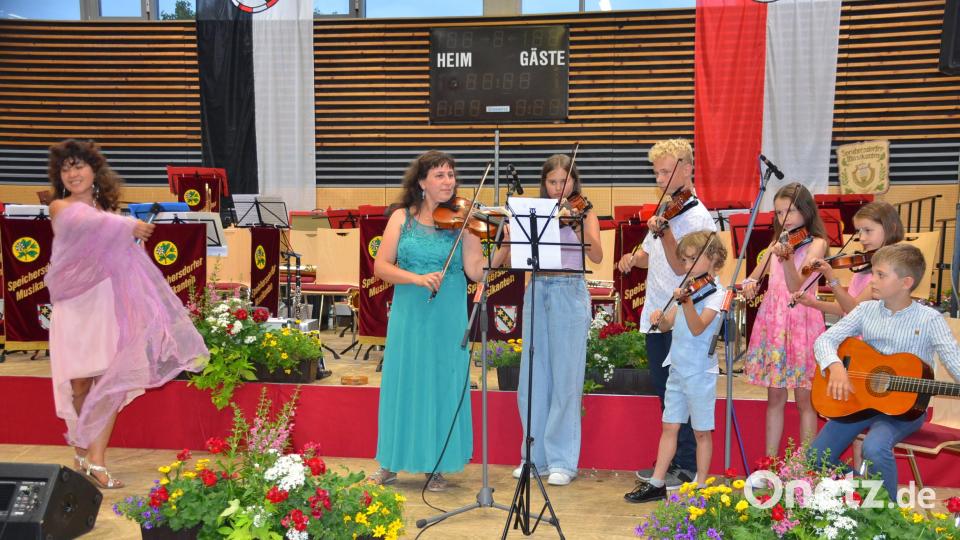 Mit Liedbeträgen unterhielt auch die FGV-Musikschule. Bild: ak