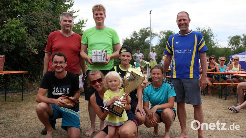 Die &quot;Fun-Cup&quot;-Sieger aus Hersbruck: &quot;Felilou&quot;. Abteilungsleiter Helmut Rescher (stehend, links) gratuliert. Bild: Michael Klement/exb