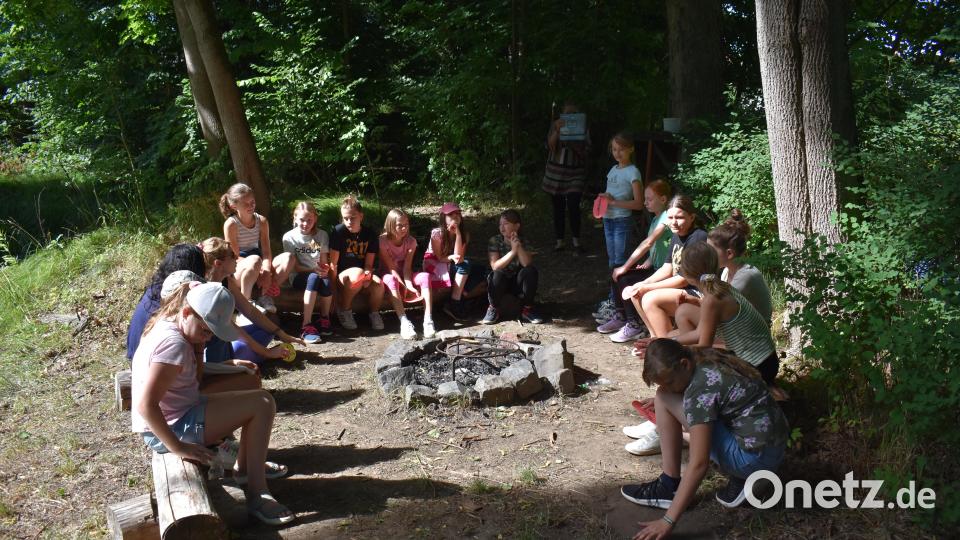 Gemeinschaft erleben, Regeln des sozialen Umgangs üben, sich selbst und seine Gesundheit achten: Bei der &quot;Schule fürs Leben&quot; erwartet die Schülerinnen der Mädchenrealschule ein abwechslungsreiches Programm innerhalb der Projektwoche im Kloster- und Naturerlebnisgarten. Bild: Umweltstation Waldsassen/exb