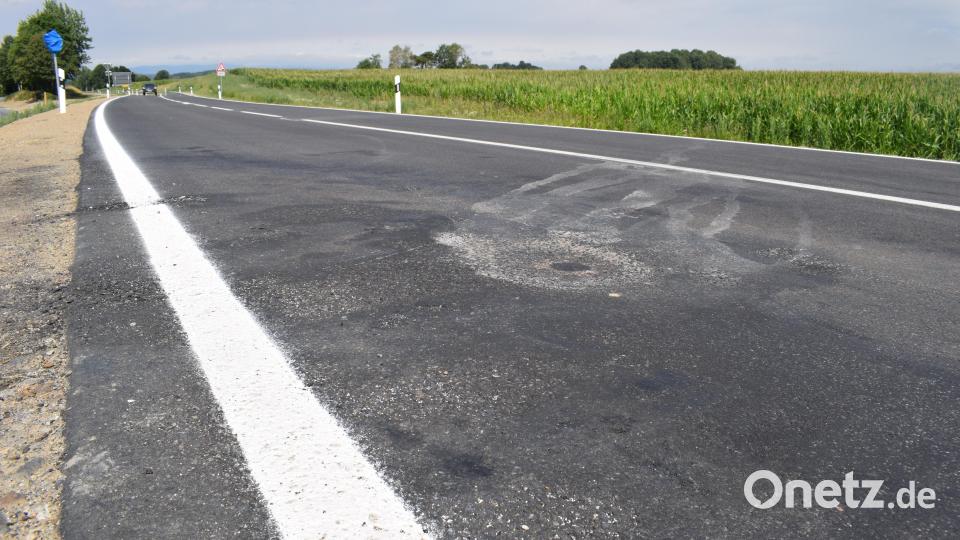 Bei dem Brand eines Tiefladers Mitte Juli bei Plößberg wurde die neue Ortsumgehung stark in Mitleidenschaft gezogen. Insgesamt sind 1700 Quadratmeter Fläche beschädigt. Bild: szl